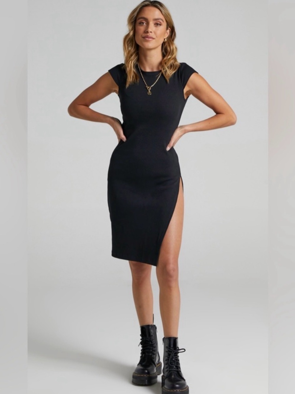 NWT Lioness Cap Sleeve‎ Bodycon Side Slit Dress in Black Size Small